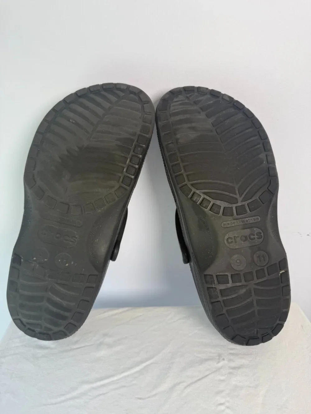 Crocs Classic Black Clogs Men's 9 Women's 11 Lightweight Comfort Shoes